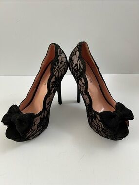DIVA Lounge Black Bow Lace Peep-Toe Heels with Bow Accent size 8
